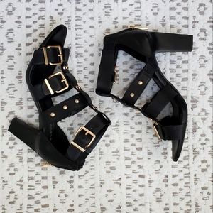 Strap black sandal heels EUC
